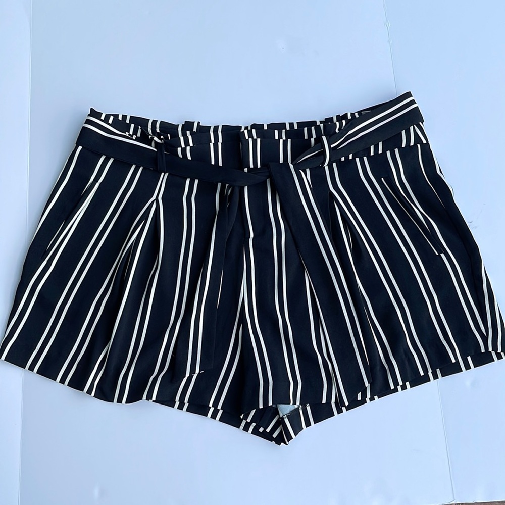 NWT Torrid Womens Black and White Strip Tie Front Shorts Size 20 A47